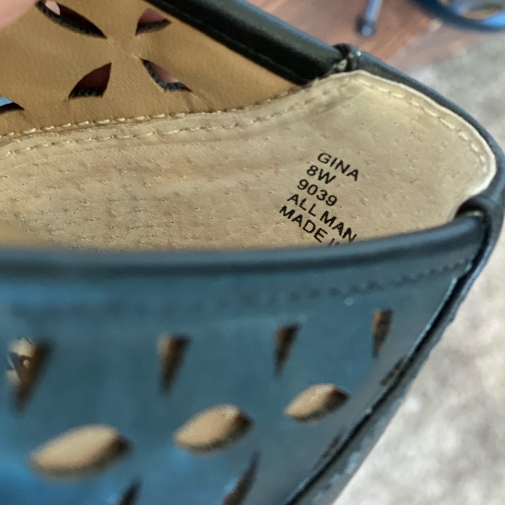 Like New! Comfortable Cloudwalker Cutout Flats - image 5